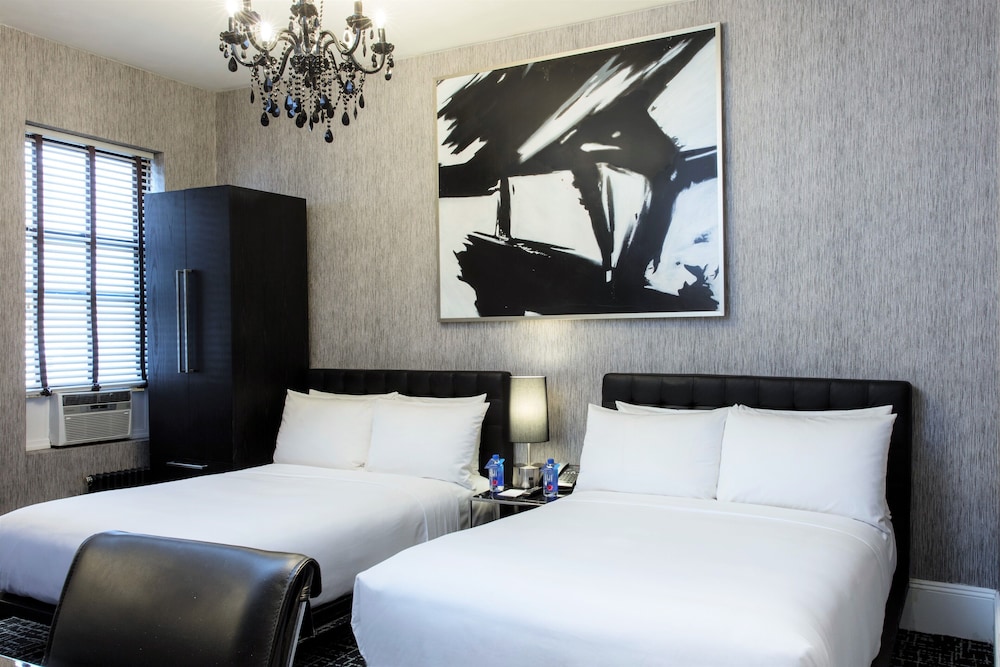 The Square Hotel 36/50