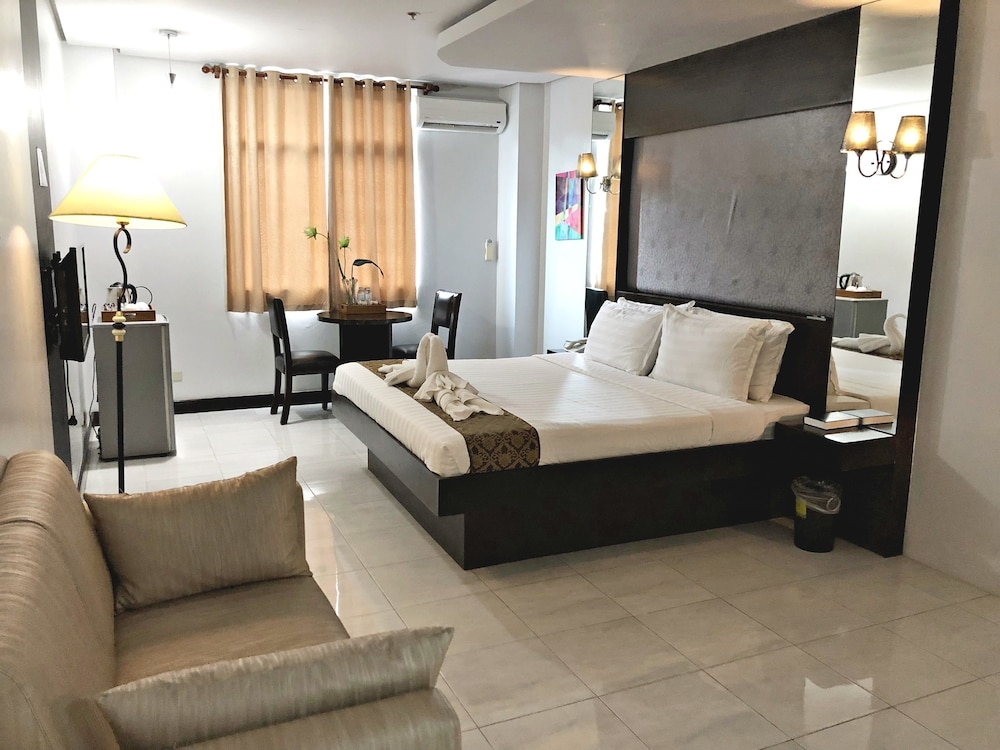 Ninong's Hotel 26/41