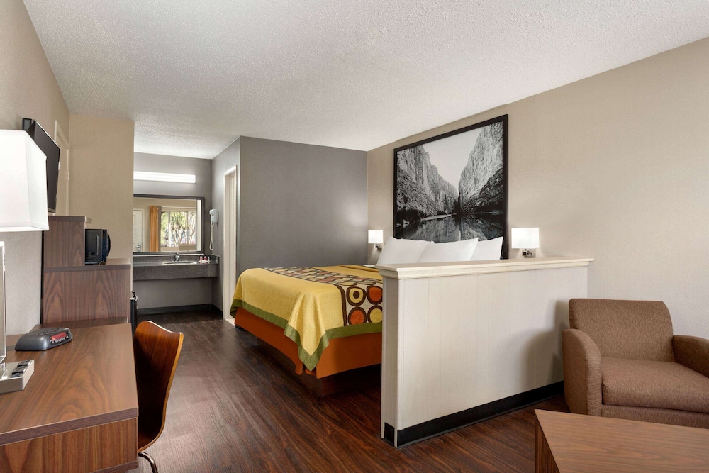 Super 8 by Wyndham Universal City 40/55