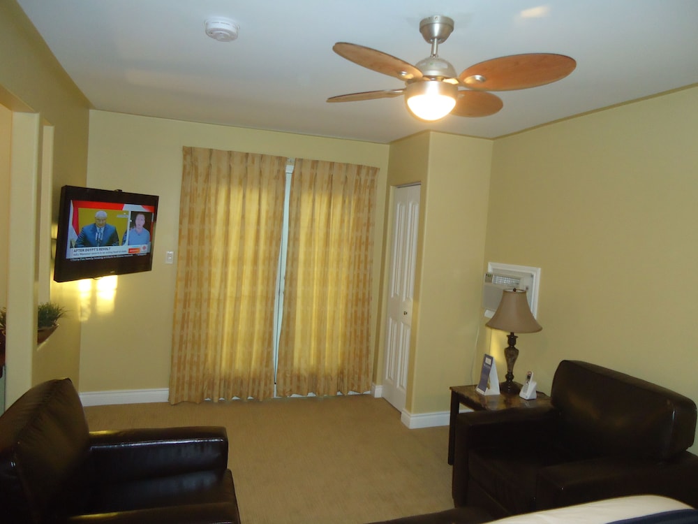 Bayside Inn & Waterfront Suites 30/40