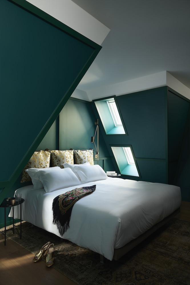 suite, multiple beds, terrace