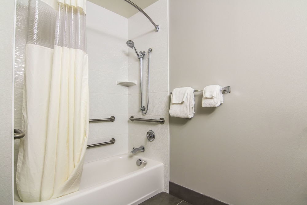 La Quinta Inn & Suites by Wyndham Fairbanks Airport 17/50