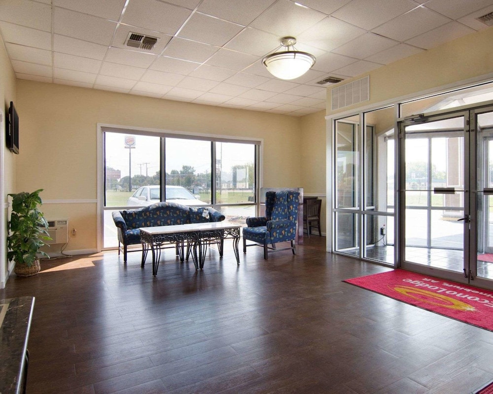 Econo Lodge Pine Bluff AR 27/35