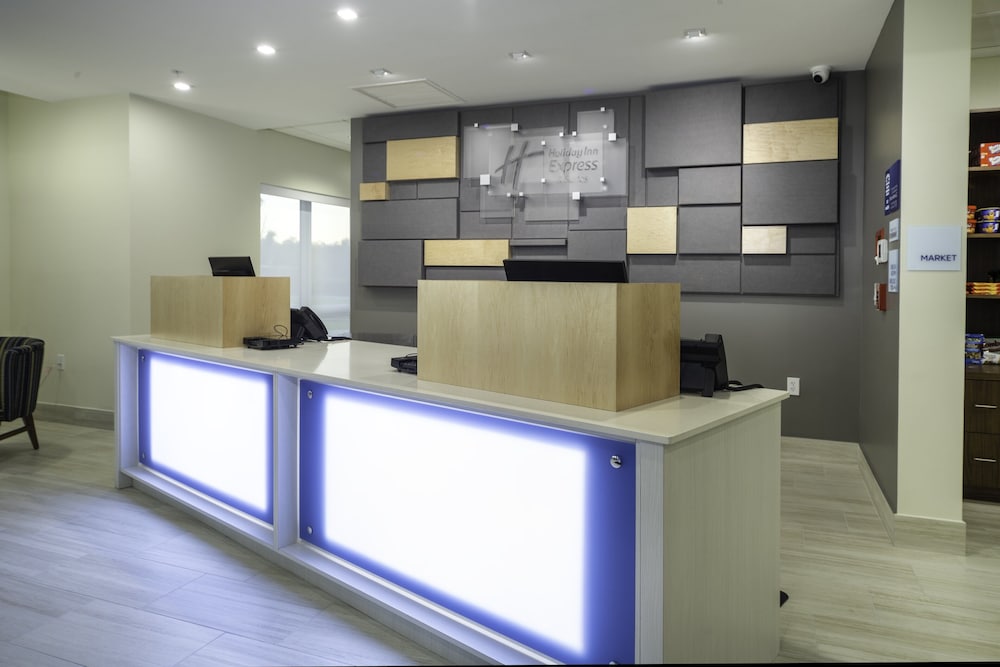 Holiday Inn Express & Suites Fort Myers Airport 9/54