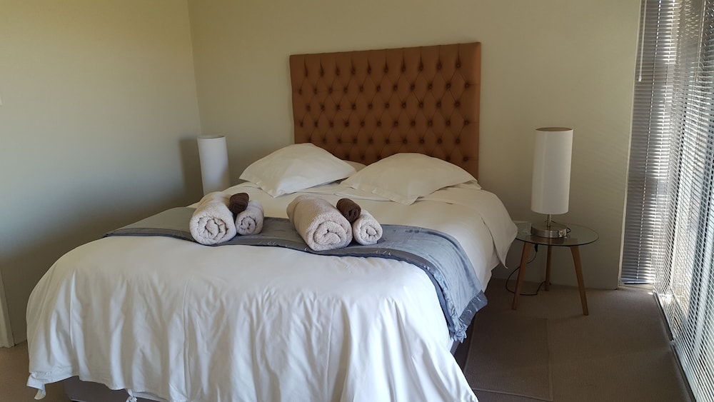 EXECUTIVE, APARTMENT, QUEEN BED, CITY VIEW