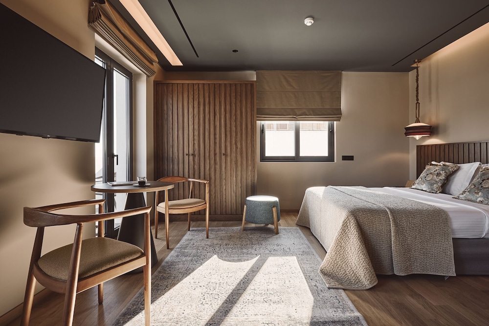 DELUXE, QUEEN BED, PARTIAL SEA VIEW