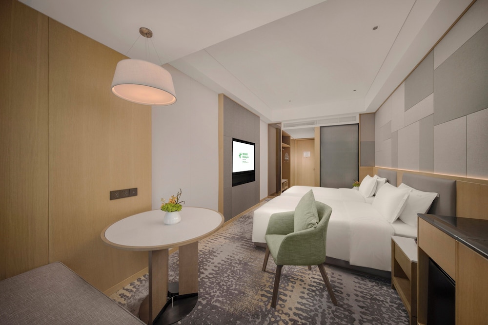 Standard, King Bed, Accessible, Holiday Inn Qinhuangdao Haigang 3/3