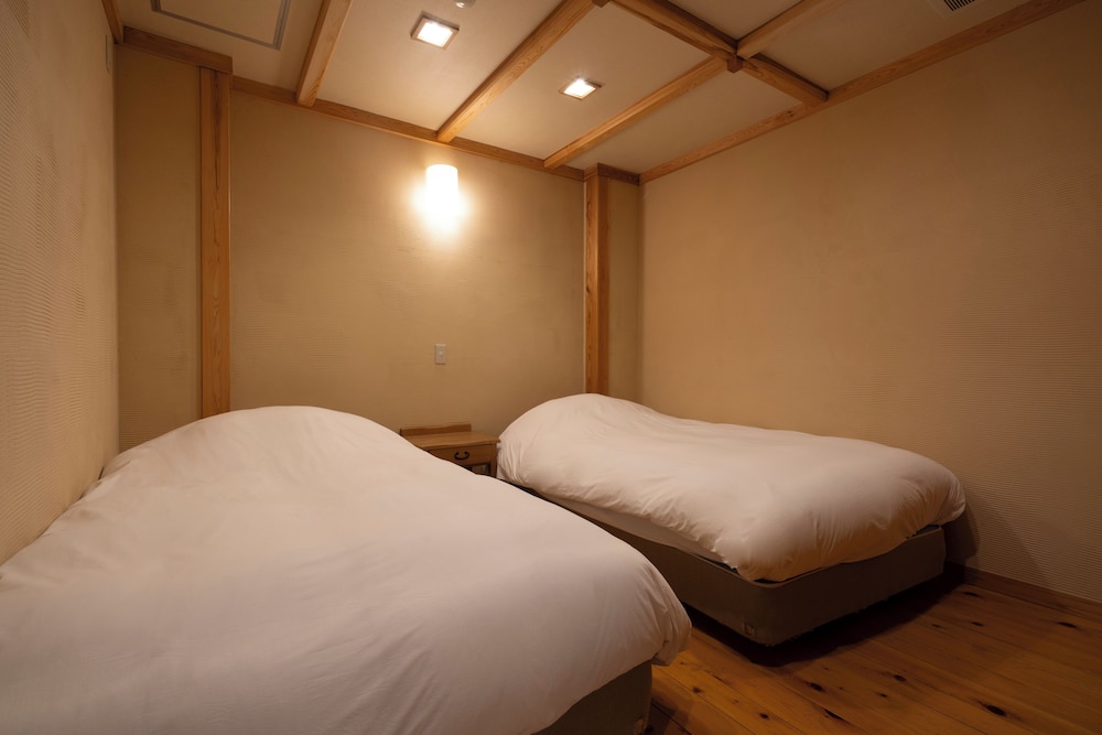 JAPANESE WESTERN, TWIN BEDS