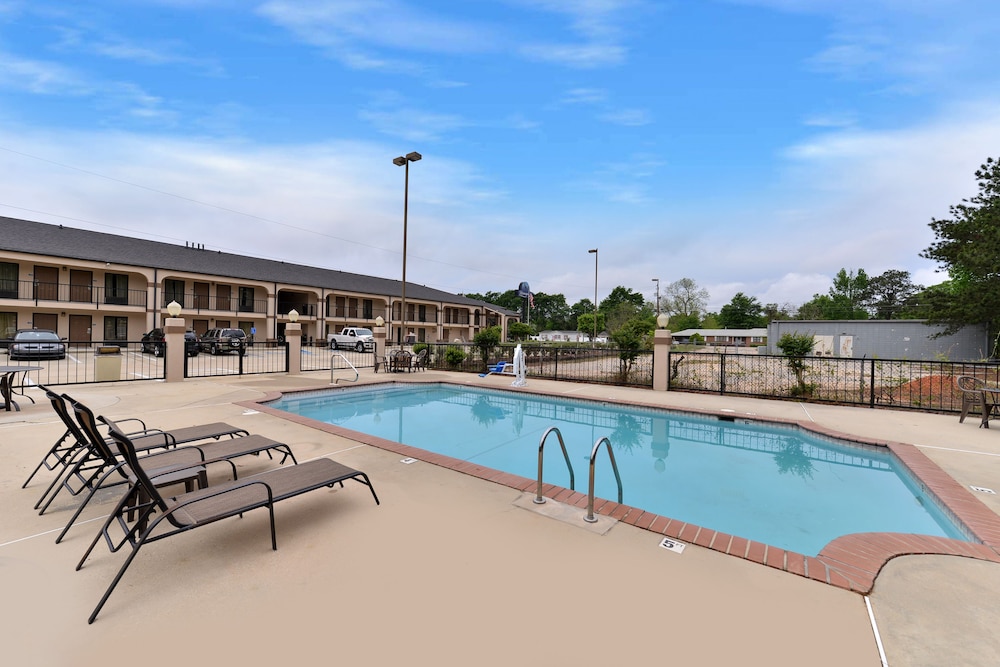 Mockingbird Inn Suites 37/49