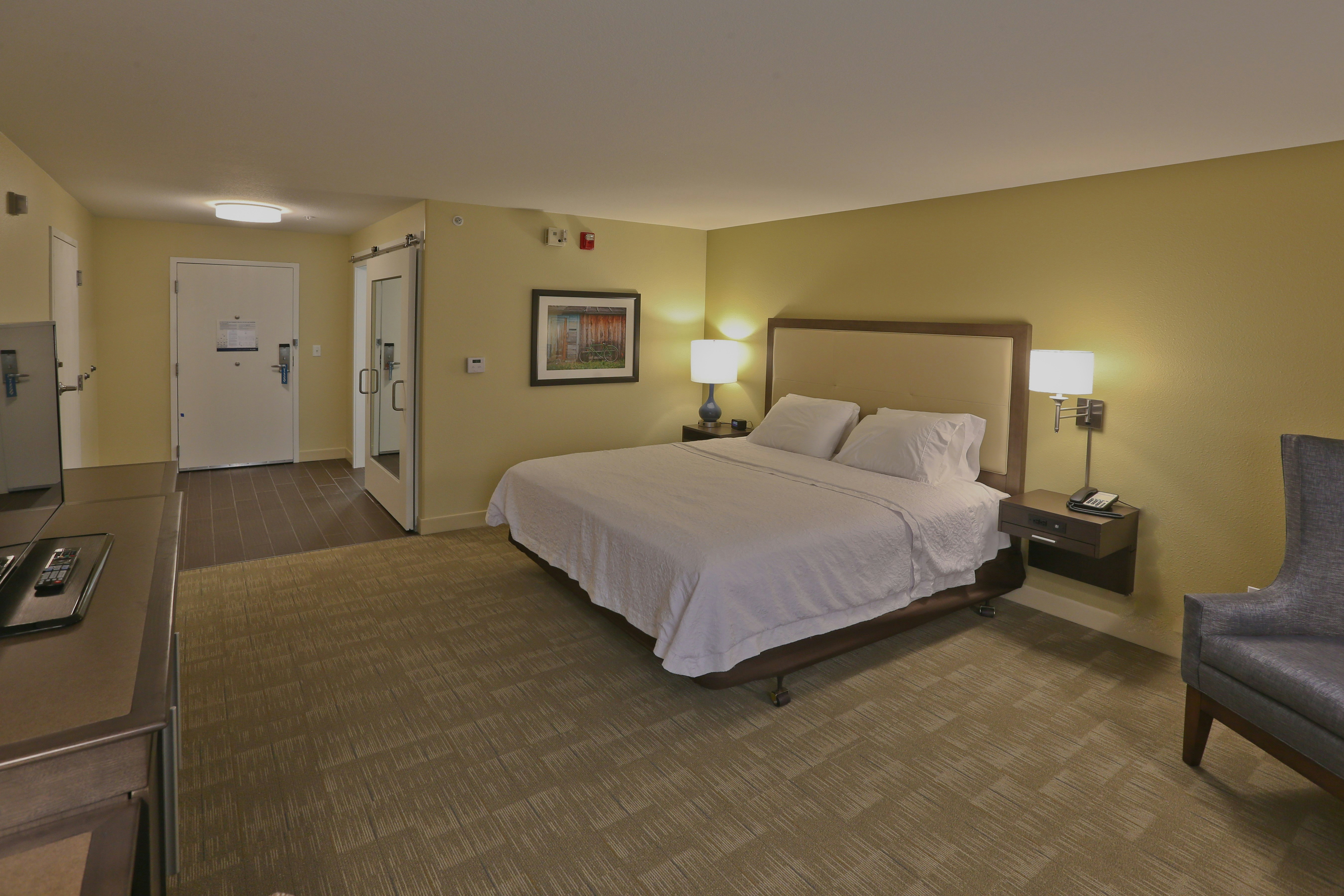 ROOM, KING BED, ACCESSIBLE