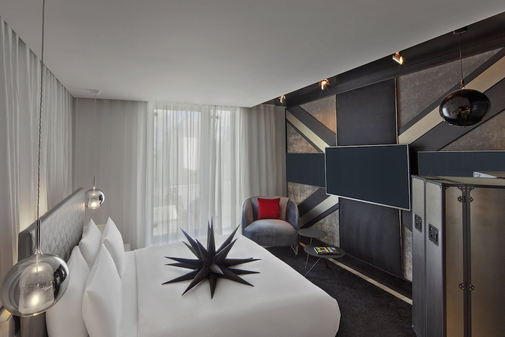 FABULOUS, KING BED