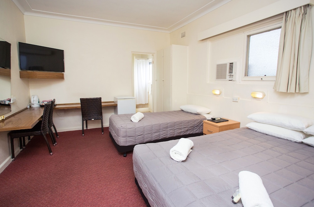COWRA MOTOR INN 15/65