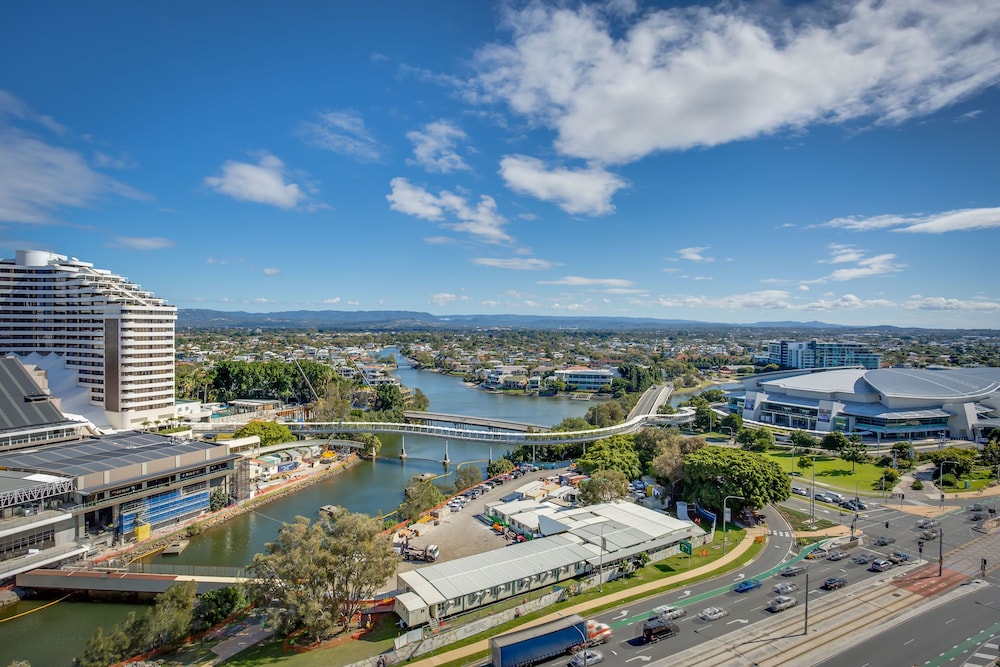Mantra Broadbeach on the Park 3/70