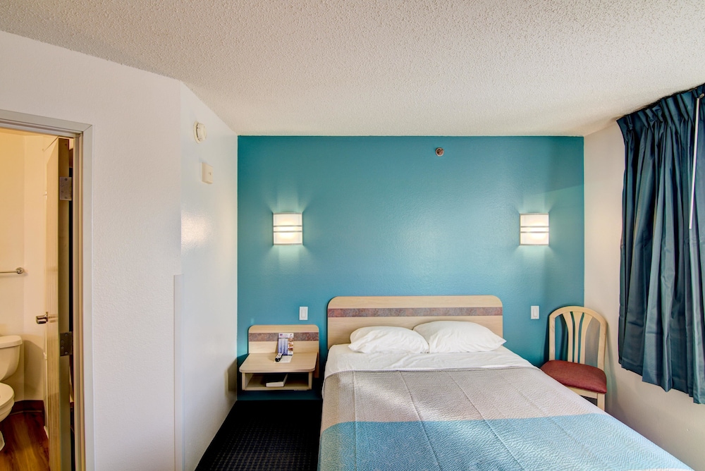 Econo Lodge Menomonie WI 11/15