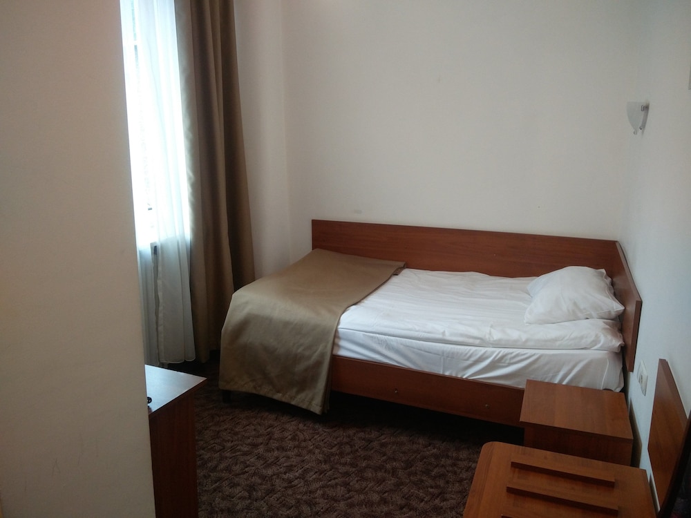 COURTYARD, SINGLE