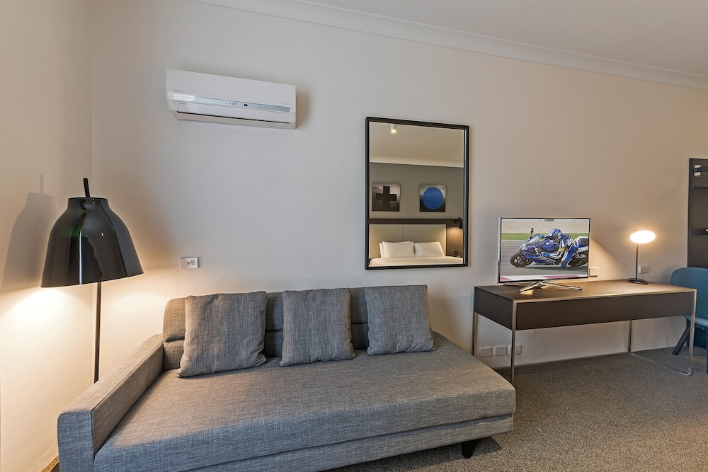 Silkari Urban CKS Sydney Airport Hotel 25/33