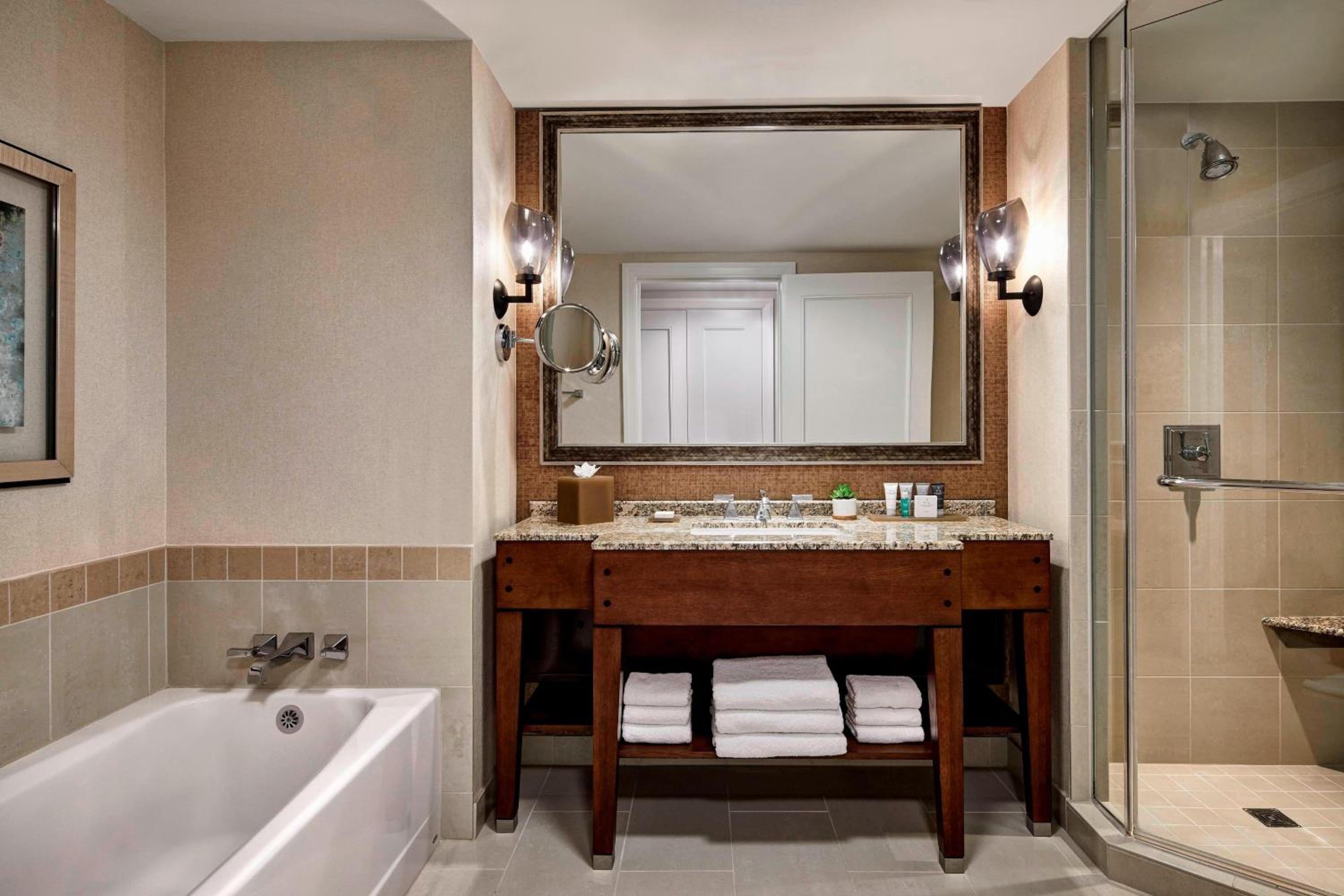 Room, 2 Queen Beds, French Balcony, Accessible، JW Marriott San Antonio Hill Country Resort & Spa 3/5