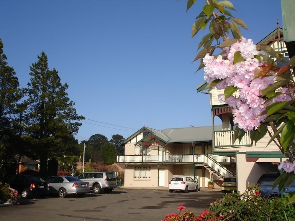 The 3 Explorers Motel 4/35