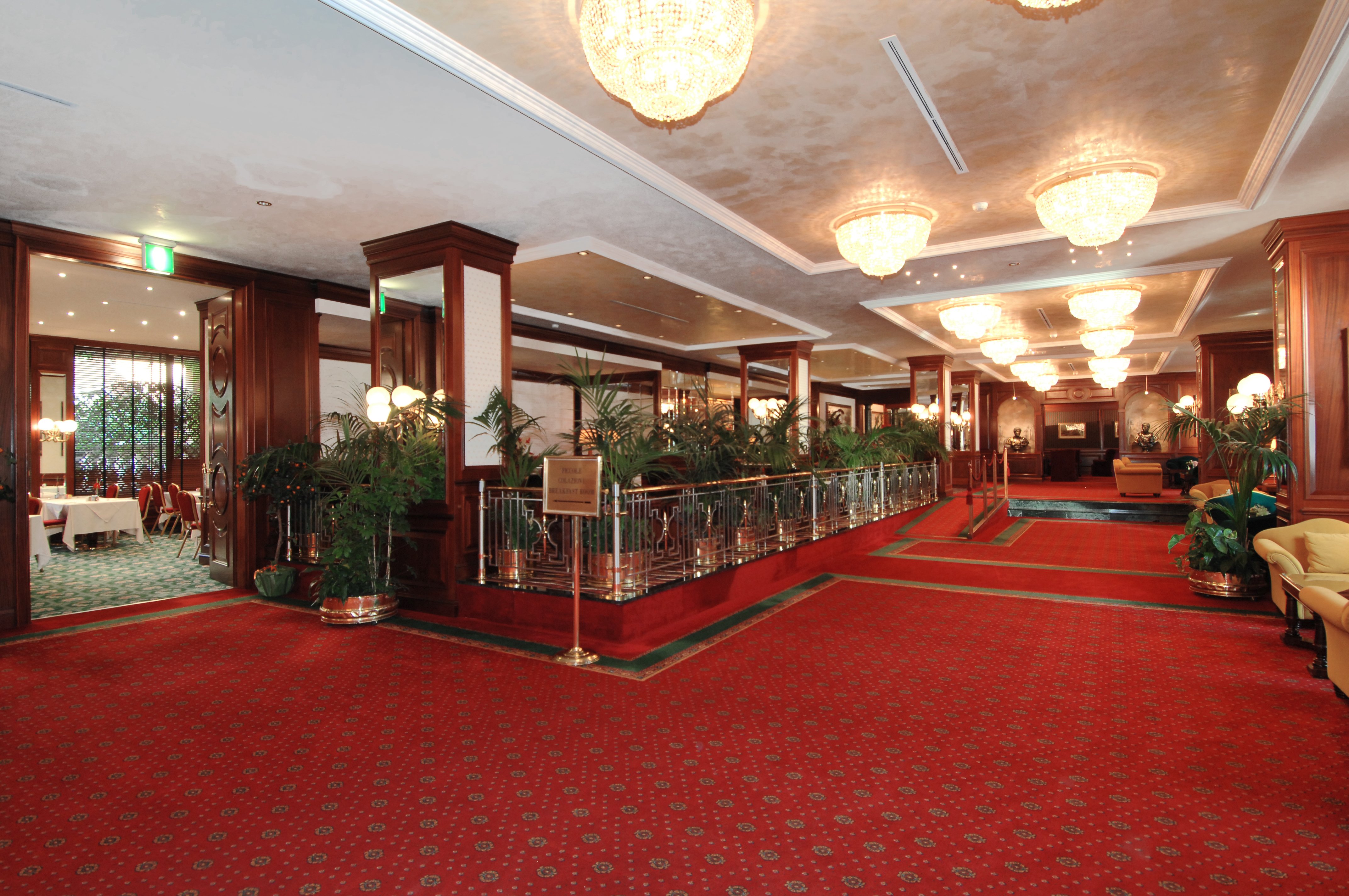 Royal Hotel Carlton 77/84