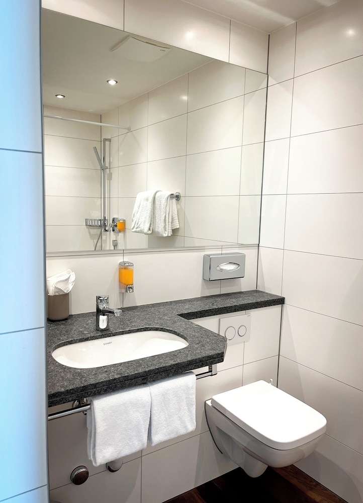 غرفة بسرير كوين بشرفة، Boutique Hotel Waldegg Horw 4/5