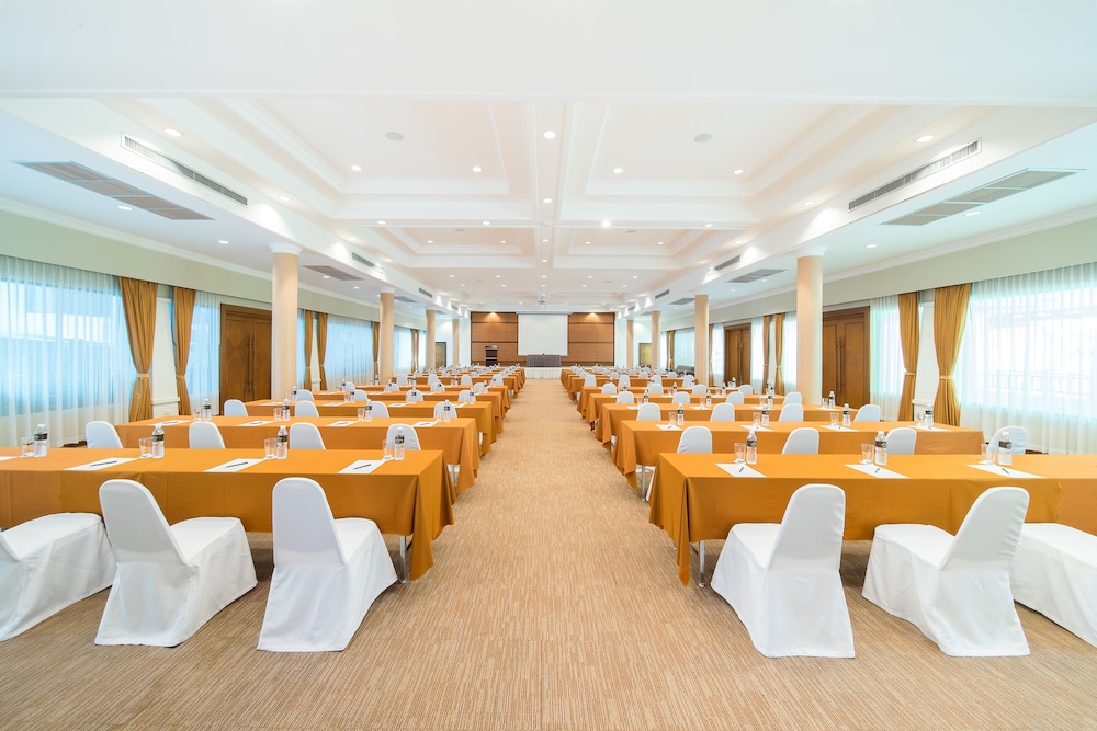 Naithonburi Beach Resort 32/43