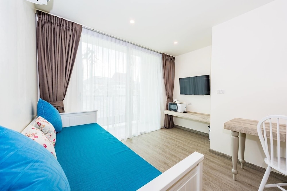 Elite, Suite, Double Bed, Sofa, Lullabella Hotel 3/6