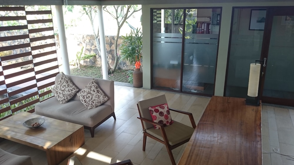 Ayom Suite 28/44