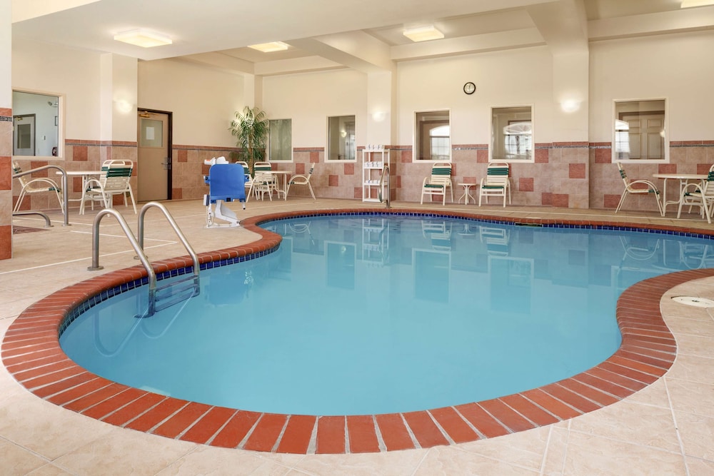 Country Inn & Suites by Radisson, Findlay, OH 2/19