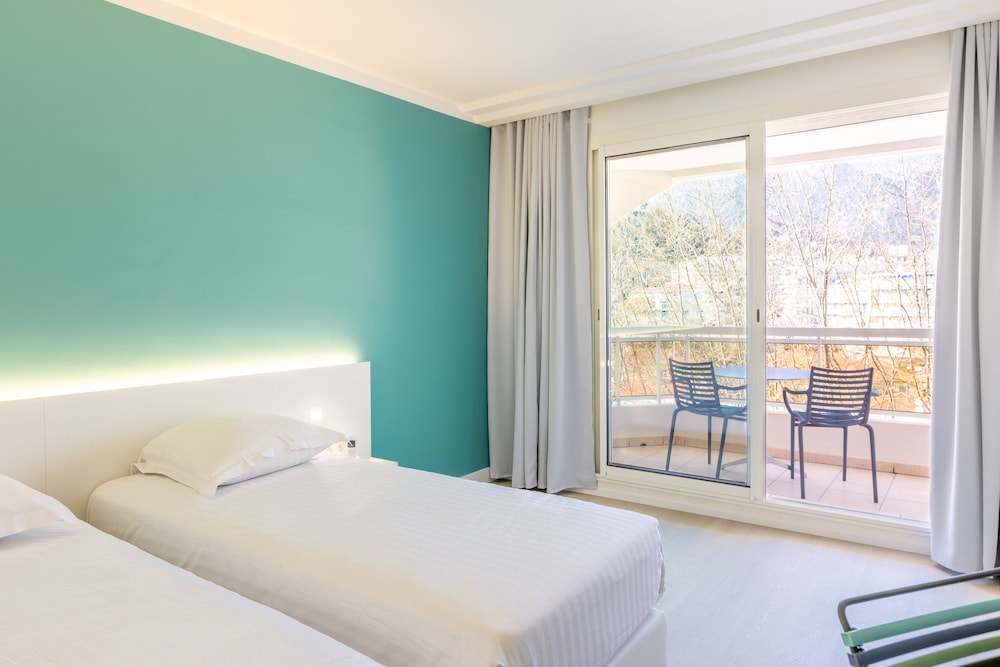 غرفة بسريرين منفصلين بإطلالة على الجبل بشرفة، Hotel Riva Art & Spa 2/7