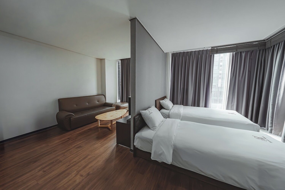 Brown Suites Sinchon Central 12/48