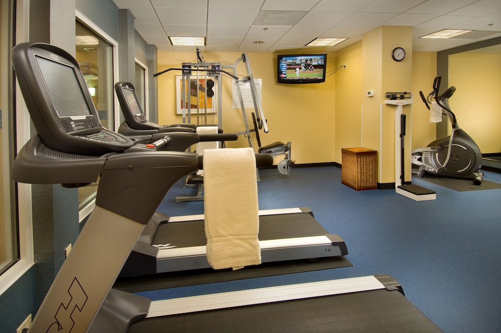 Holiday Inn Express Suites Alexandria Fort Belvoir 38/73