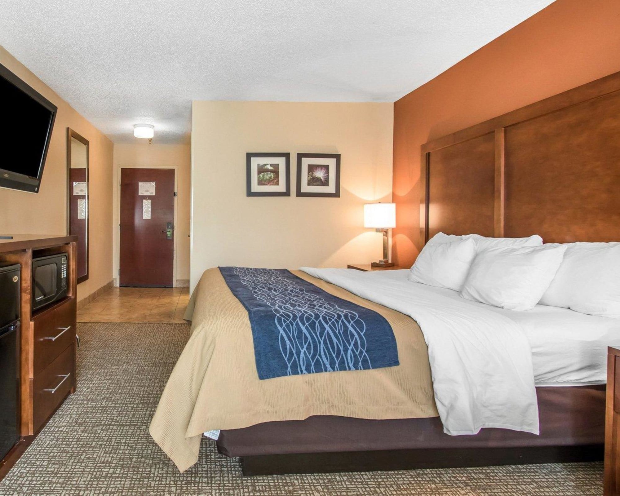 غرفة قياسية بسرير كينج