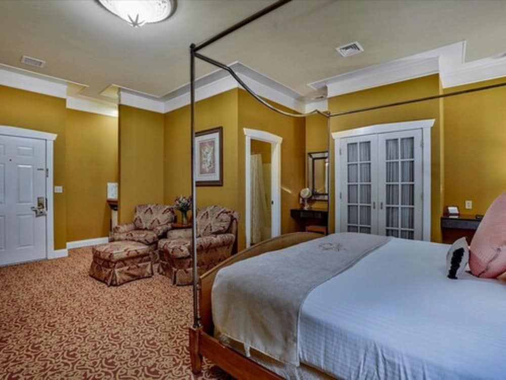 غرفة كلوب بسرير كينج، Inn At Leola Village 3/10