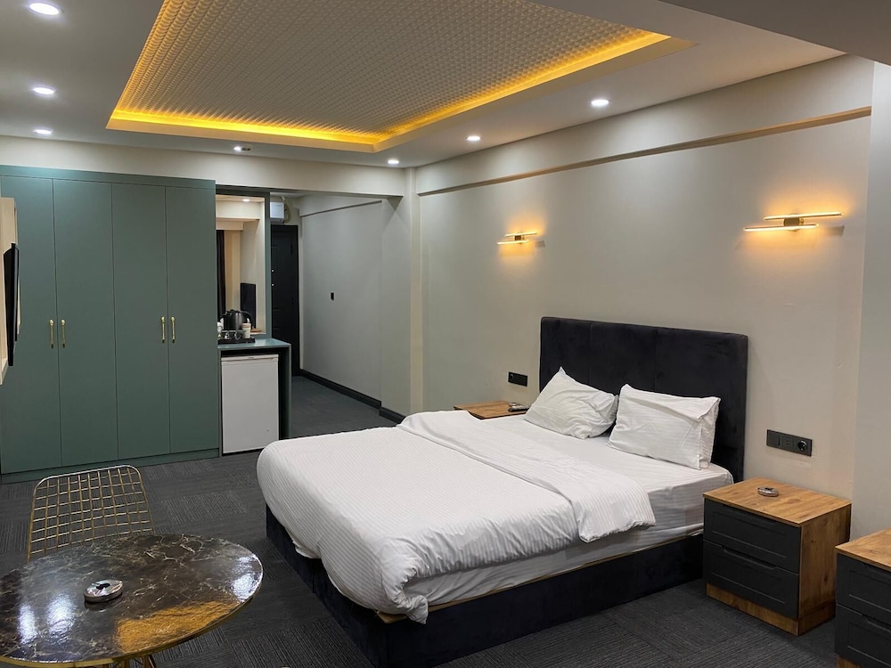 FAMILY, MULTIPLE BEDS