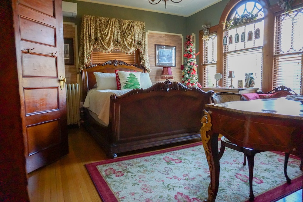 Mathis House, A Victorian Bed & Breakfast and Tea Room at 600 Main 28/50
