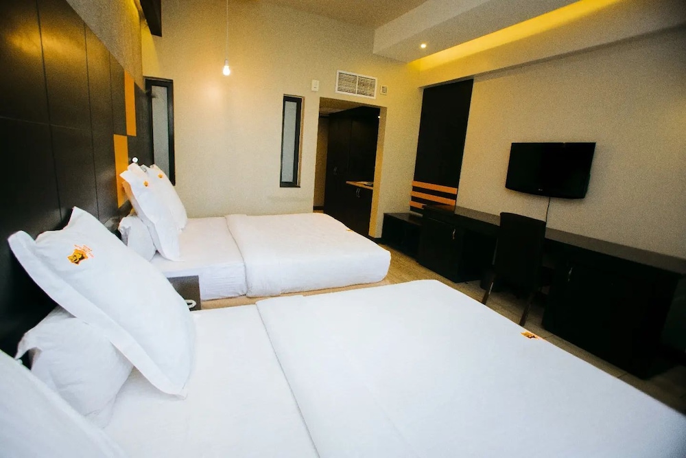 Gold Crest Hotel 24/49