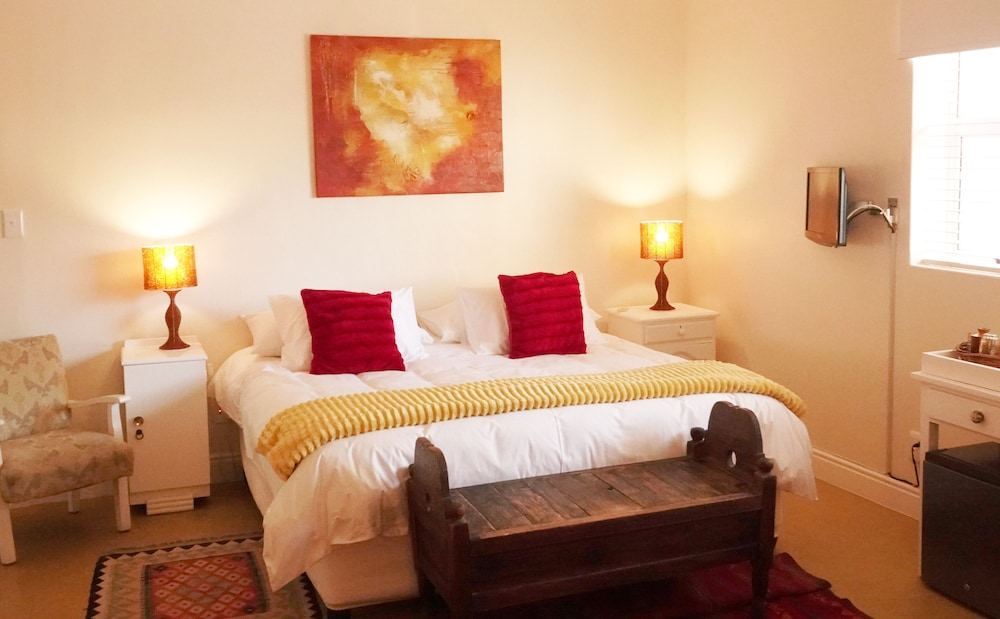 Dolphin Inn Guest House 24/74
