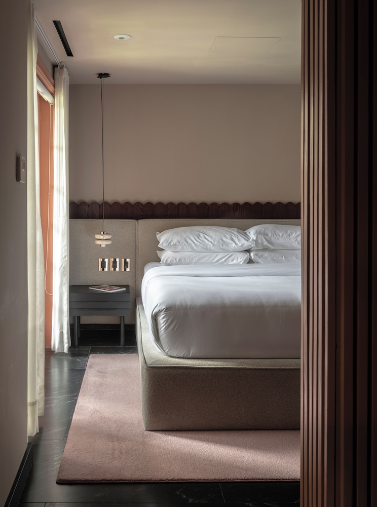 ROOM, BALCONY