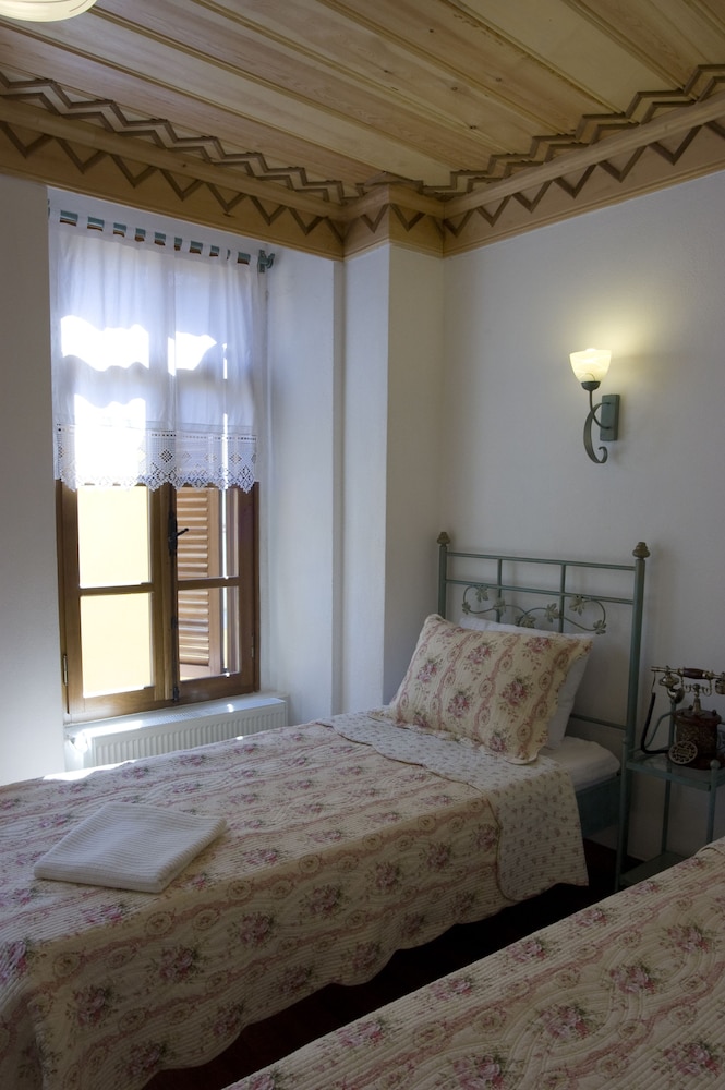 Etrangers Hotel 26/51