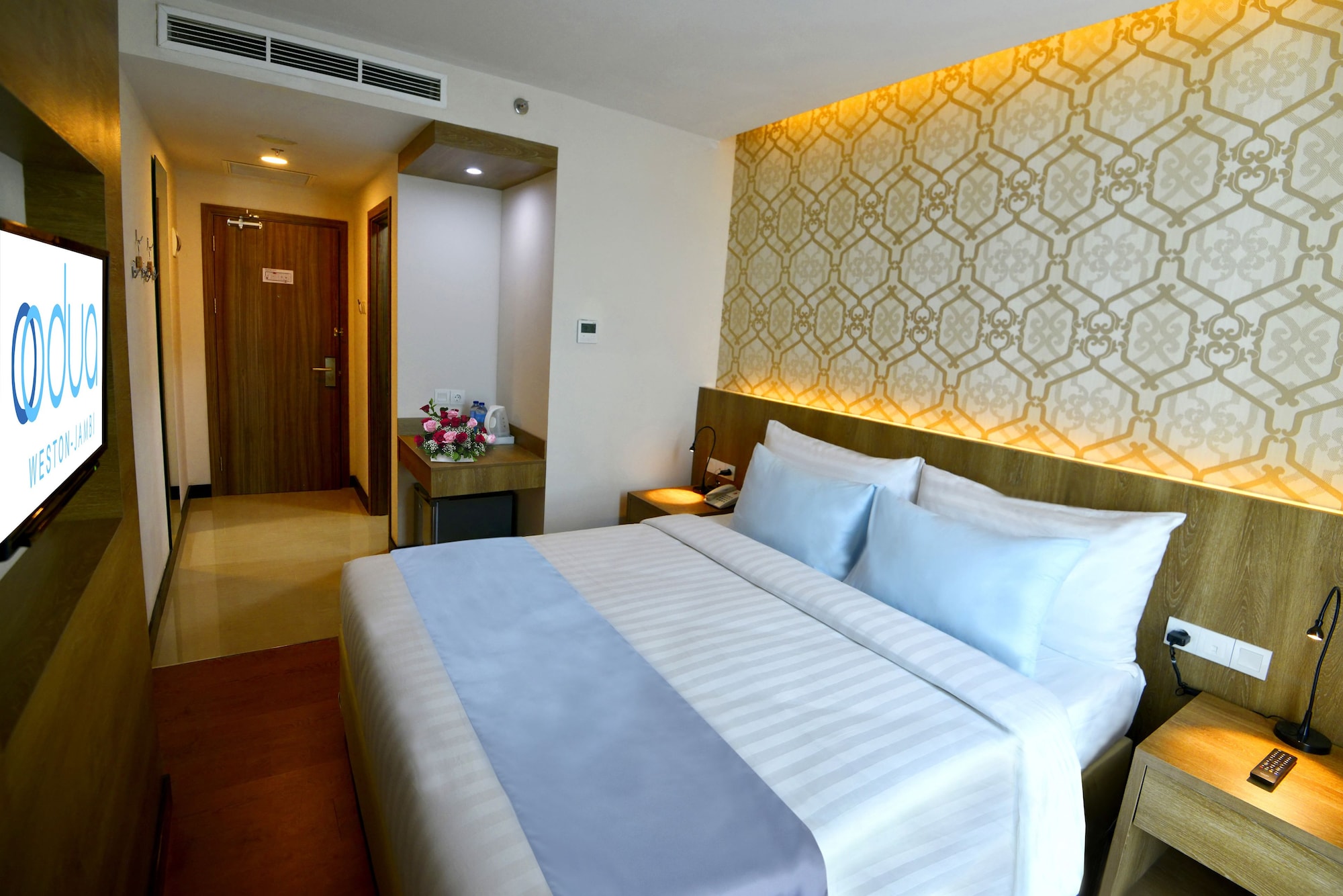 SUPERIOR, QUEEN BED