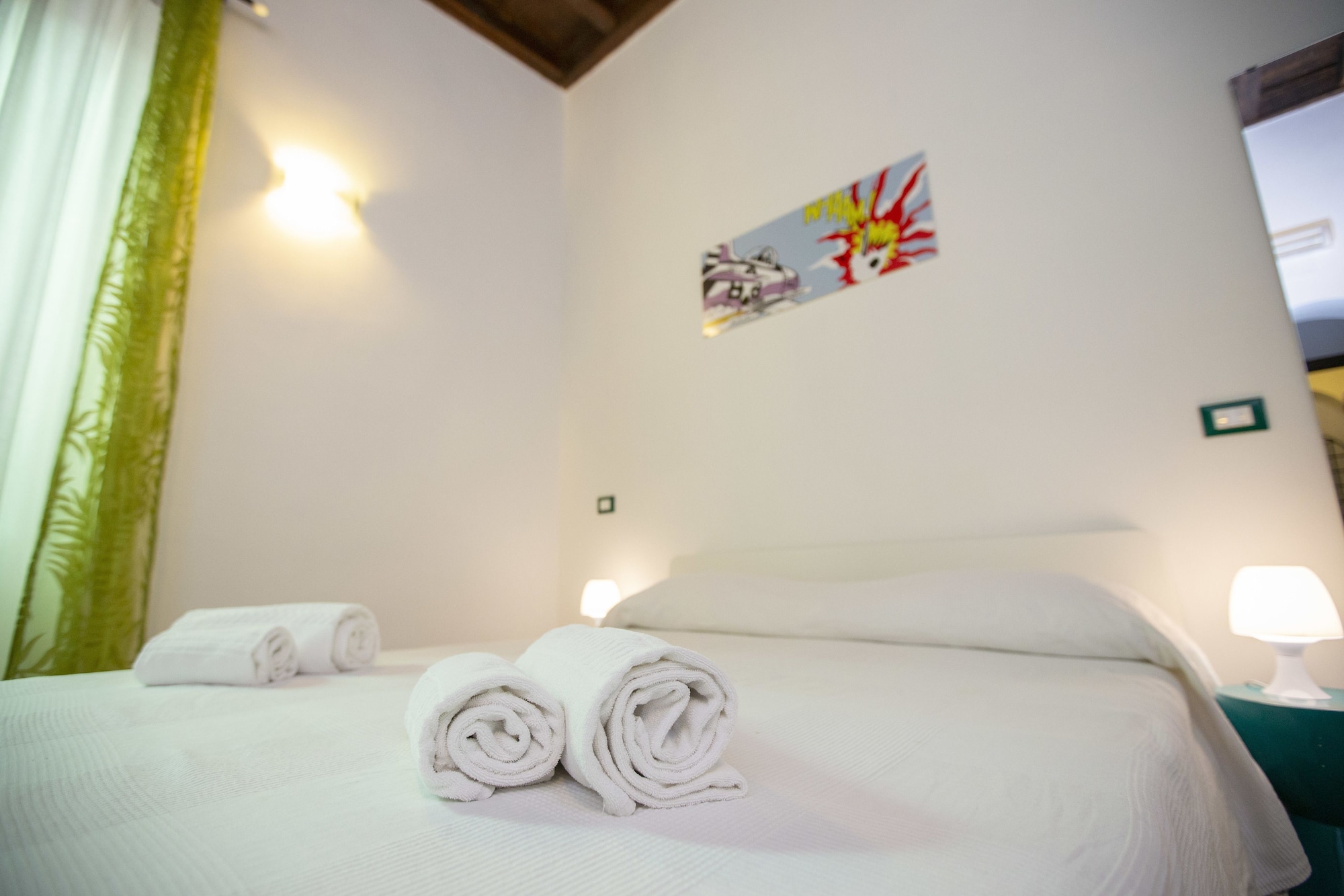 ROOM, QUEEN BED