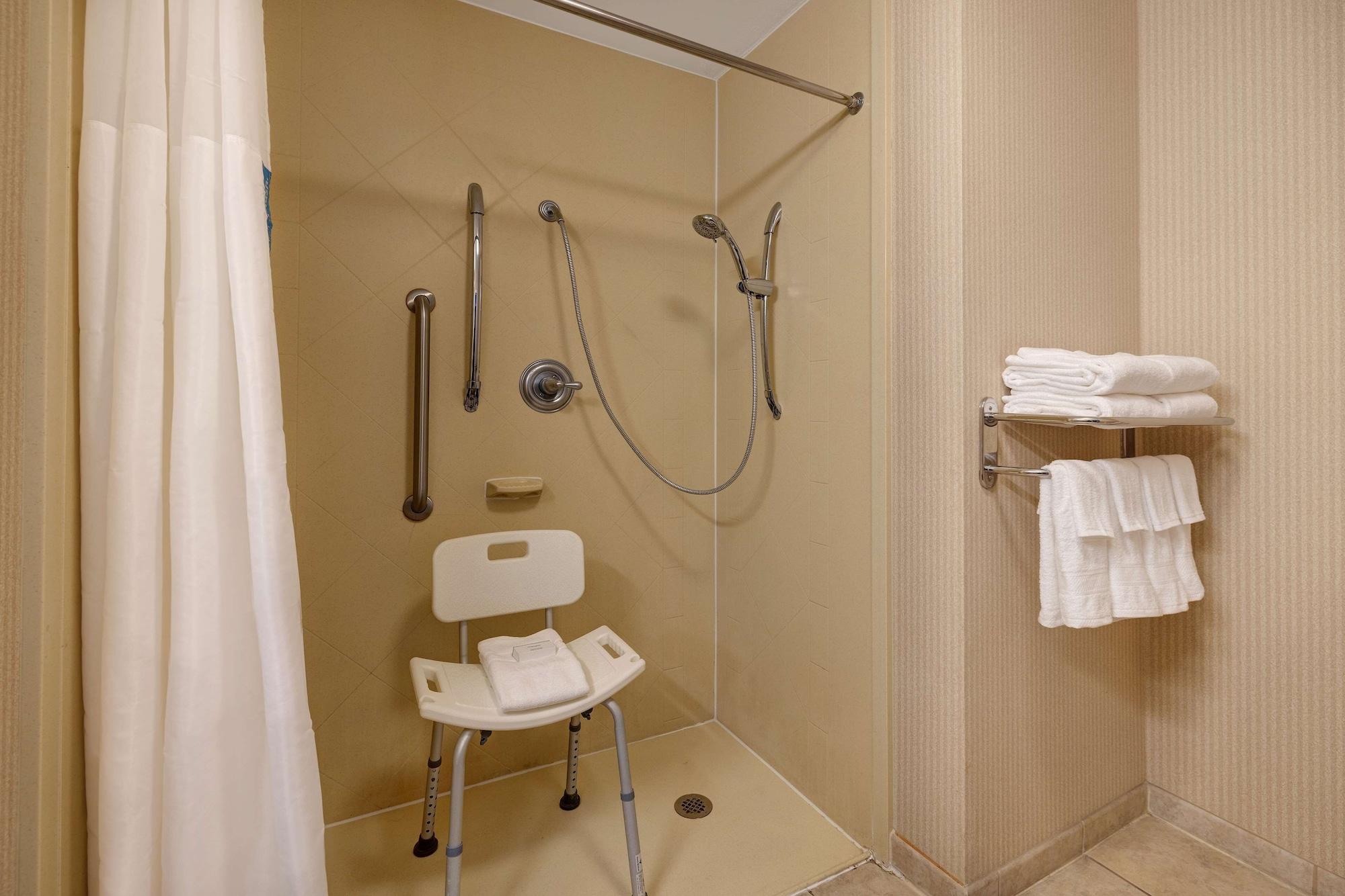 غرفة لذوي الإعاقة، Hampton Inn Victoria 2/2