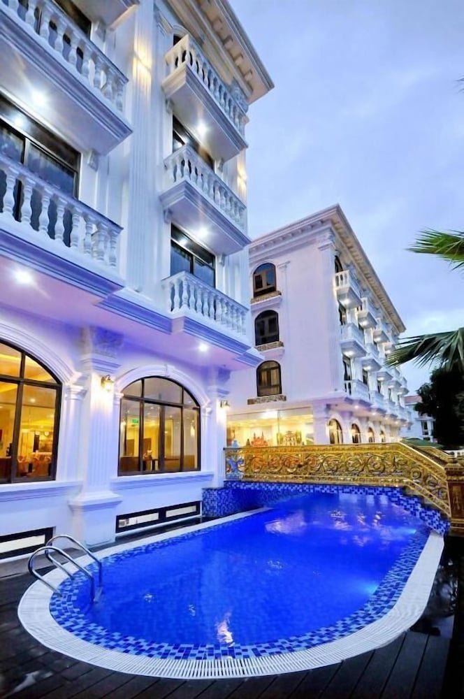 Crown Nguyen Hoang Hotel 5/58