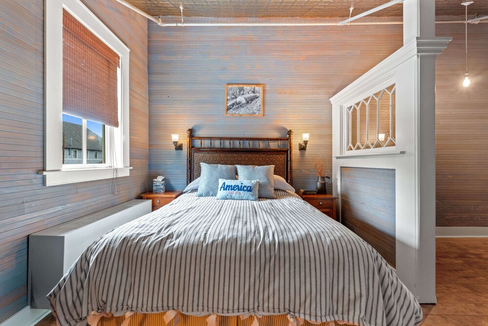 George, Queen Bed