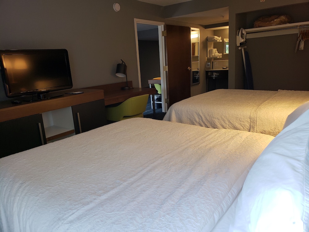 Hampton Inn Suites Newtown 31/57