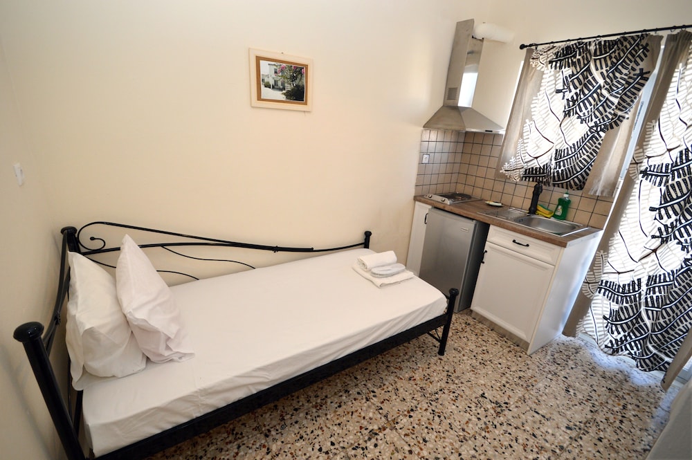 ROOM, TRIPLE, DOUBLE BED