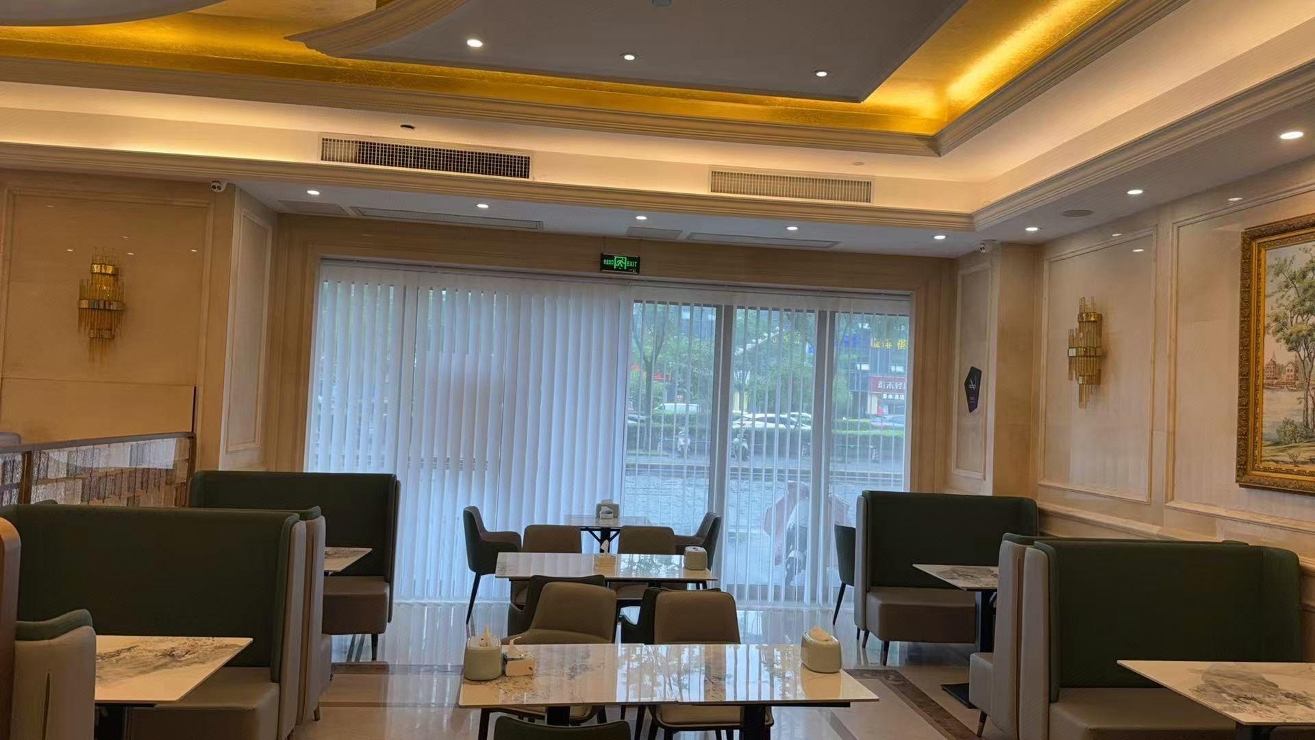 Vienna International Hotel (Nanjing South Railway Station South Square) 27/37
