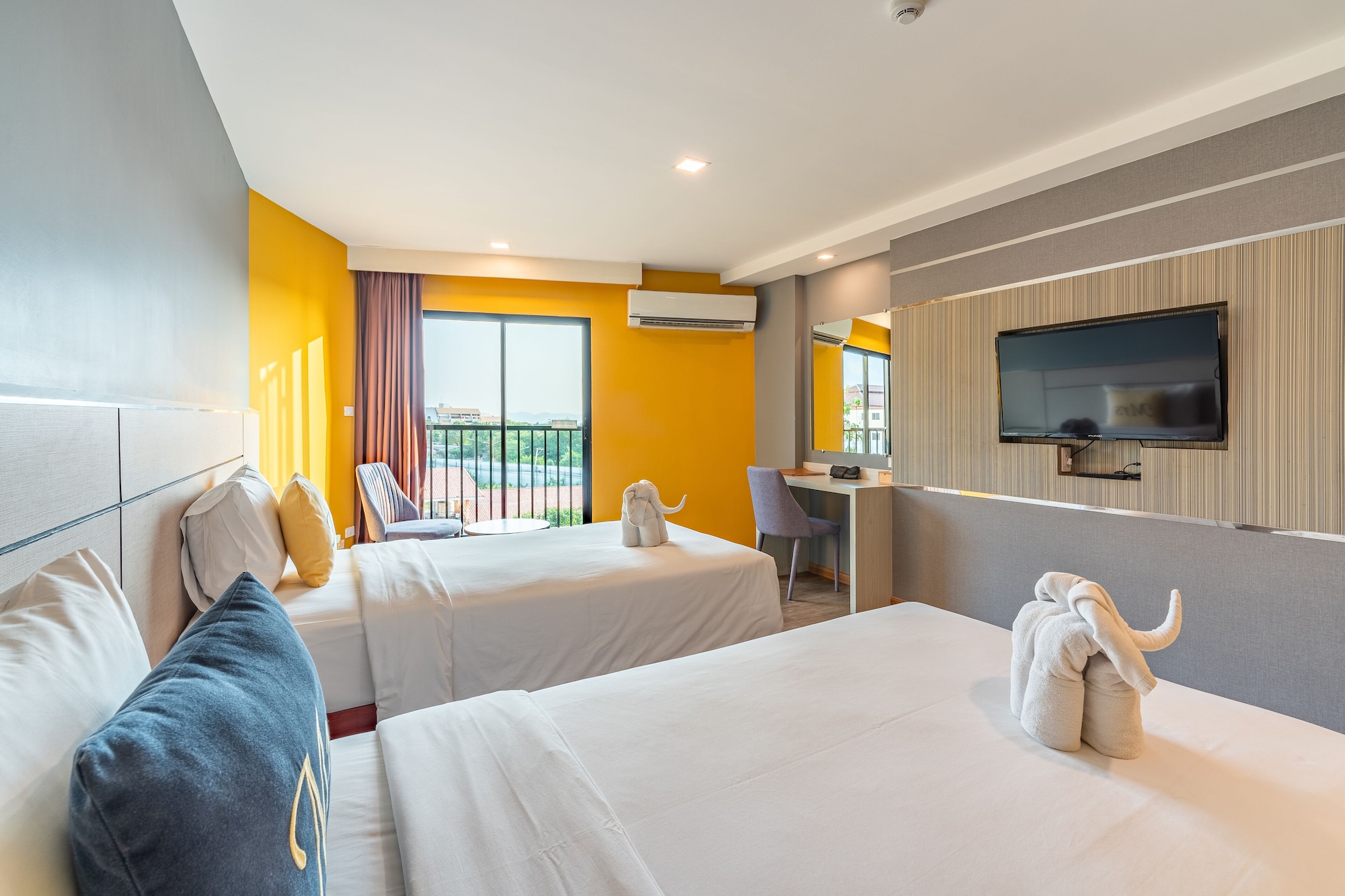 DELUXE, DOUBLE BED
