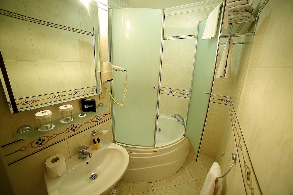 Pera Rose Hotel 74/78