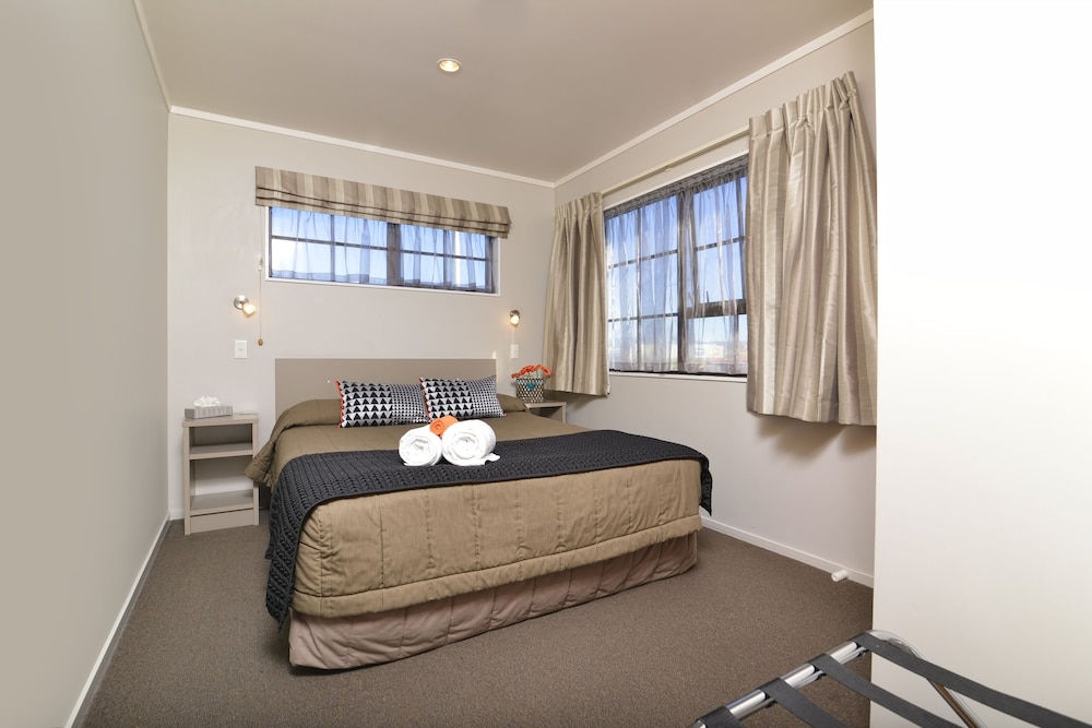 Knightsbridge Court Motor Lodge 20/37